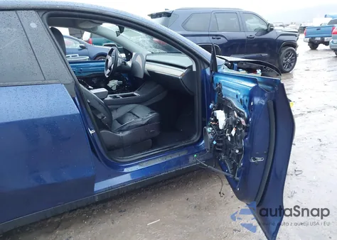 2022 Tesla Model Y Long Range Dual Motor All-Wheel Drive z USA, uszkodzony, nr VIN 7SAYGDEE3NF362863